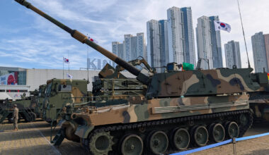 Corespondență din Seul. Hanwha: Livrările obuzierului K9 către România încep în 2027, construcția fabricii din Dâmbovița pornește în T1 din 2026 / Căutăm partener local pentru producția IFV-ului Redback, potențial exportat de aici și pe alte piețe - Economedia.ro