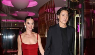 Prima apariţie oficială la Paris, moment de afecțiune în public