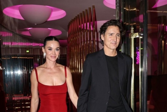 Prima apariţie oficială la Paris, moment de afecțiune în public