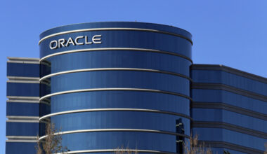 Directorii Oracle vând acțiuni de milioane, chiar când compania atinge vârful. Care este motivul