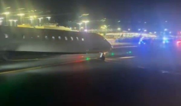Două avioane Bombardier s-au ciocnit pe pista unui aeroport. Unul se pregătea de decolare, iar celălalt ateriza VIDEO