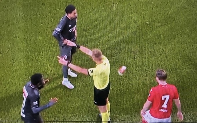 arbitrul a oprit meciul după ce a fost lovit