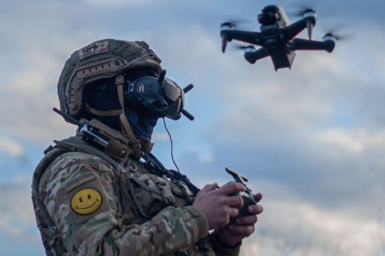 Operatorii de drone ai Ucrainei, nevoiți să negocieze „culoare de zbor” prin zonele de bruiaj prietene