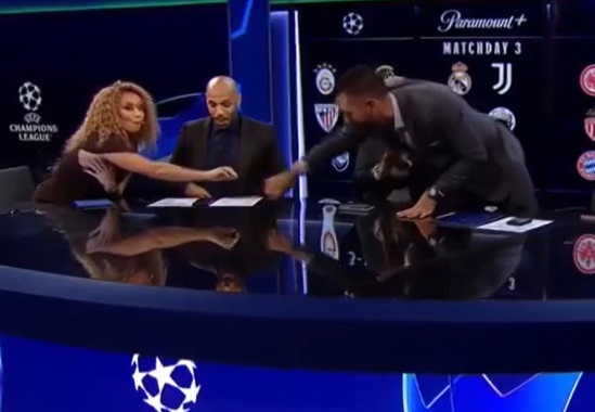 Accident vestimentar în direct cu o frumoasă prezentatoare: ”Mai întinde-te o dată”