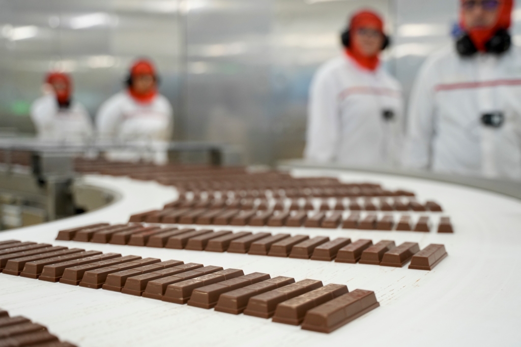 O companie multinațională din industria alimentară, cu unități de producție și în România, anunță că va concedia 16.000 de angajați