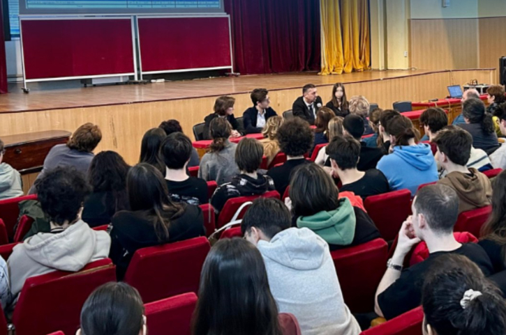 O studentă a dat în judecată universitatea care a obligat-o să plătească peste 30.000 de euro pentru un transfer. Tânăra a câștigat procesul