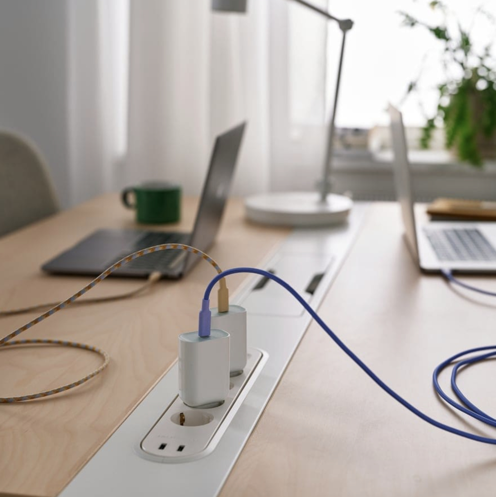 Cel mai ieftin încărcător USB-C capabil să alimenteze și laptopuri, de la magazinul care vinde mobilă și chifteluțe. La ce preț este oferit