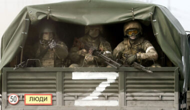 Criză fără precedent în armata rusă. Comandanții aplică tot felul de măsuri pentru a stopa fenomenul, chiar și confiscarea cardurilor bancare ale soldaților