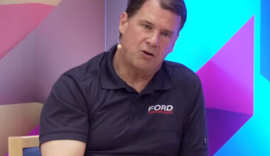 CEO-ul Ford spune că fiul său din Generația Z a lucrat ca mecanic și s-a întrebat dacă diploma de patru ani mai merită