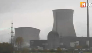 Cum se prăbușesc turnurile unei centrale nucleare simbol din Germania. Mii de oameni au asistat la demolarea controlată VIDEO