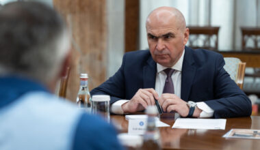 Un lider PSD, atac fără perdea la premierul Bolojan. ''Hai să oprim această nebunie! Reforma nu înseamnă disponibilizări făcute din topor''