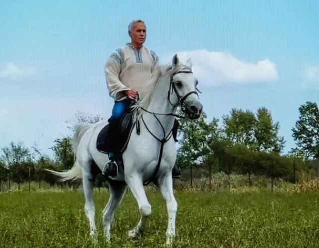 Călin Georgescu a aruncat în aer porumbei albi. Prima pasăre a căzut la pământ ca un bolovan VIDEO