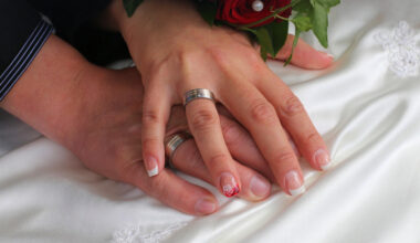 O femeie și-a aruncat din neatenție verigheta și inelul de logodnă la gunoi. Cum le-a găsit. „A fost ca și cum ai căuta un ac în carul cu fân”