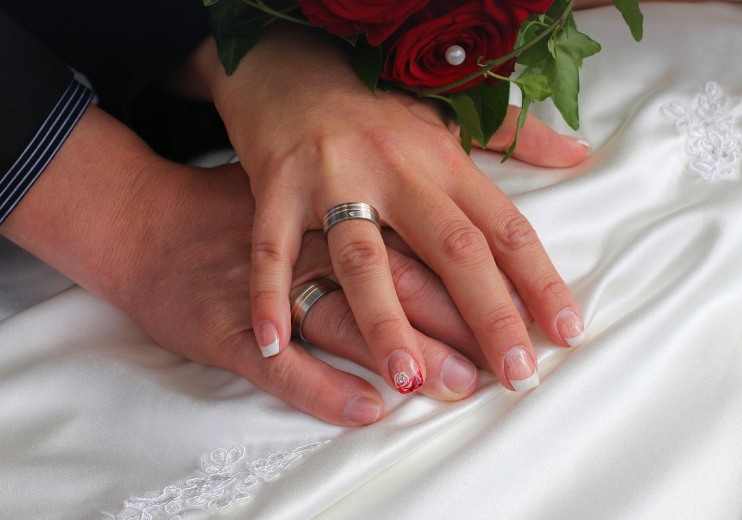 O femeie și-a aruncat din neatenție verigheta și inelul de logodnă la gunoi. Cum le-a găsit. „A fost ca și cum ai căuta un ac în carul cu fân”