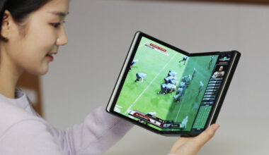 primul telefon cu trei ecrane ar putea fi prezentat la summitul APEC