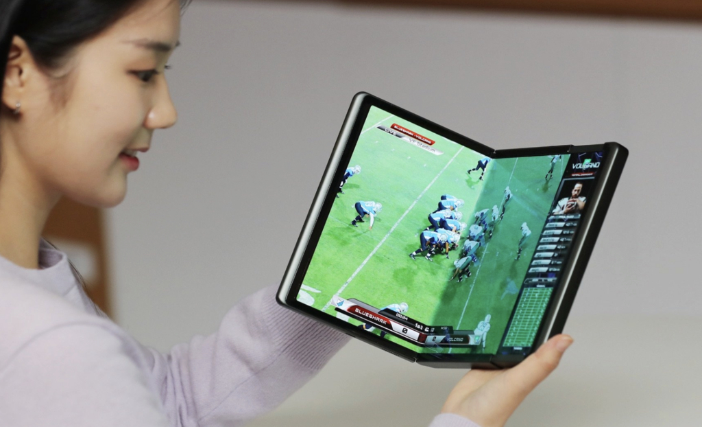 primul telefon cu trei ecrane ar putea fi prezentat la summitul APEC