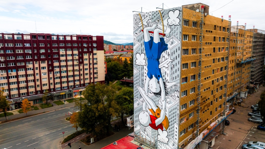 Un oraș din România își schimbă imaginea ponosită cu ajutorul picturilor uriașe realizate pe fațadele blocurilor. Artiști stradali internaționali au semnat lucrări impresionante VIDEO