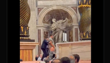 Moment șocant la Vatican. Un bărbat a urinat la Altarul Confesiunii în fața credincioșilor și turiștilor VIDEO