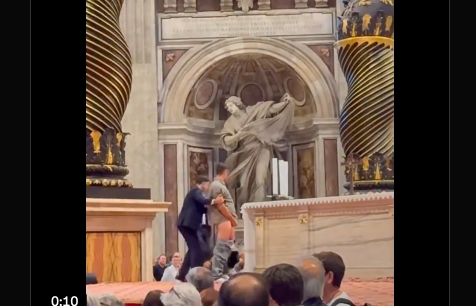Moment șocant la Vatican. Un bărbat a urinat la Altarul Confesiunii în fața credincioșilor și turiștilor VIDEO