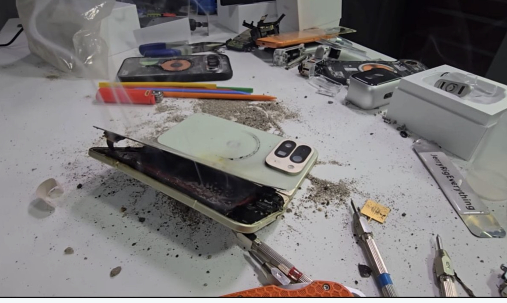 bateria a explodat în timpul „bend testului” VIDEO