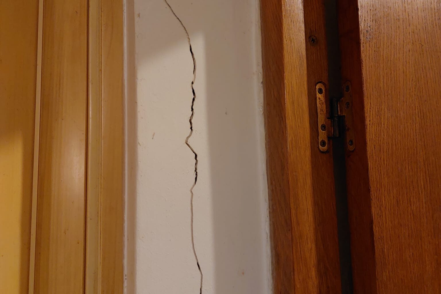 Cutremur la minut pentru bucureștenii de lângă șantierul M6 de la 1 Mai. Li s-au fisurat casele. Cine și când îi ajută să le repare?