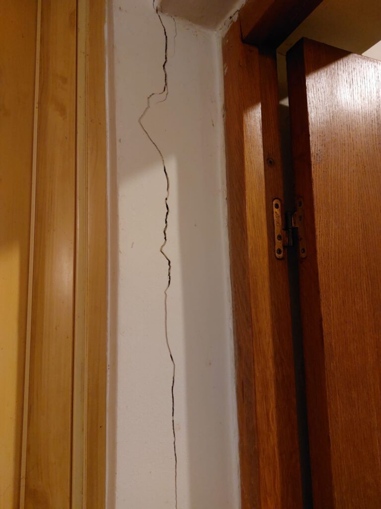 perete crăpat strada Mircești 1