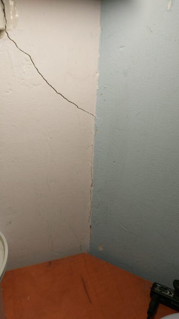 perete crăpat strada Mircesti