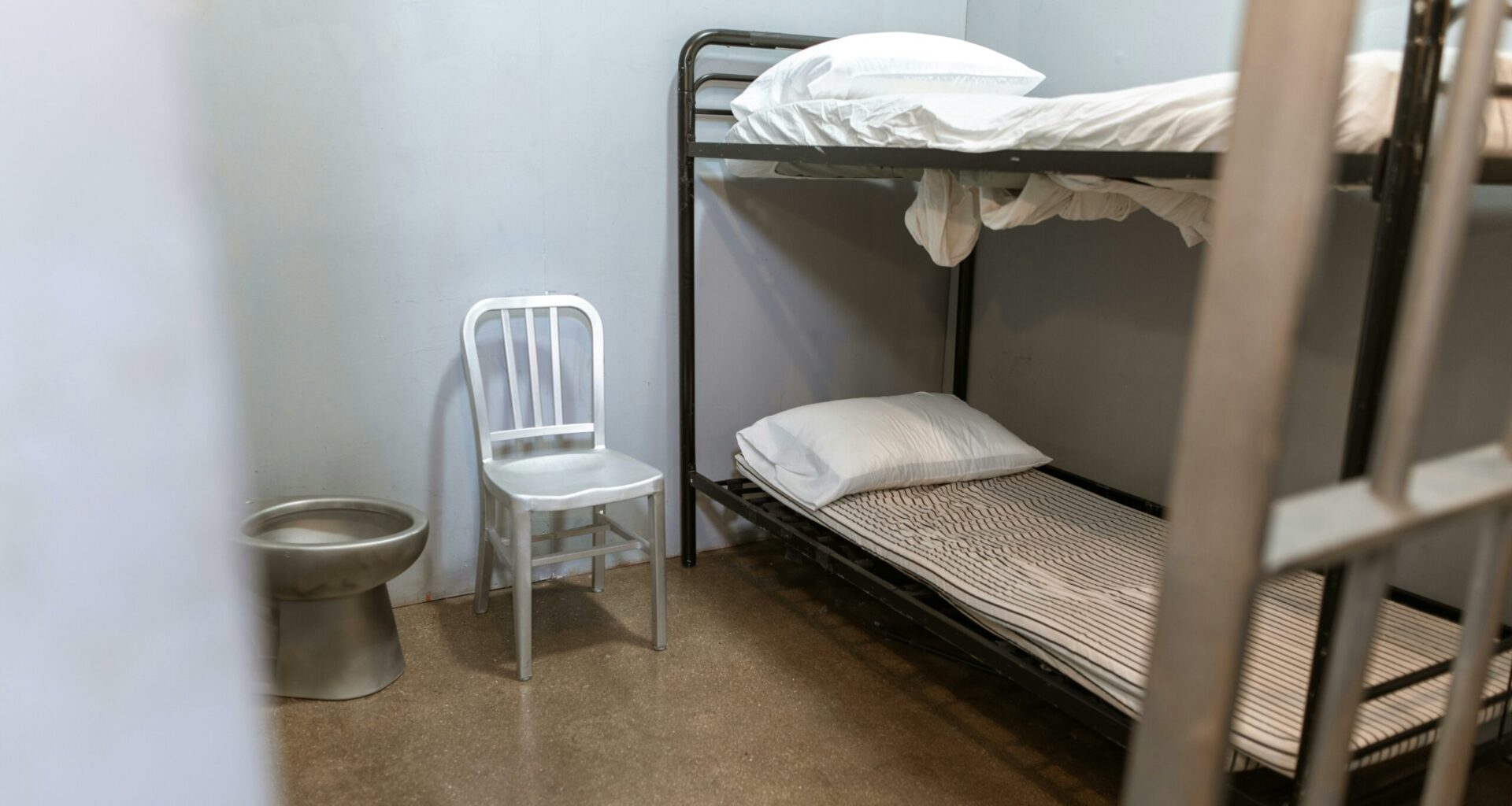 Agresorul livratorului din Bangladesh rămâne în arest / A declarat că are „sânge pur” și că nu poate să respire același aer cu „subumanii ăștia”