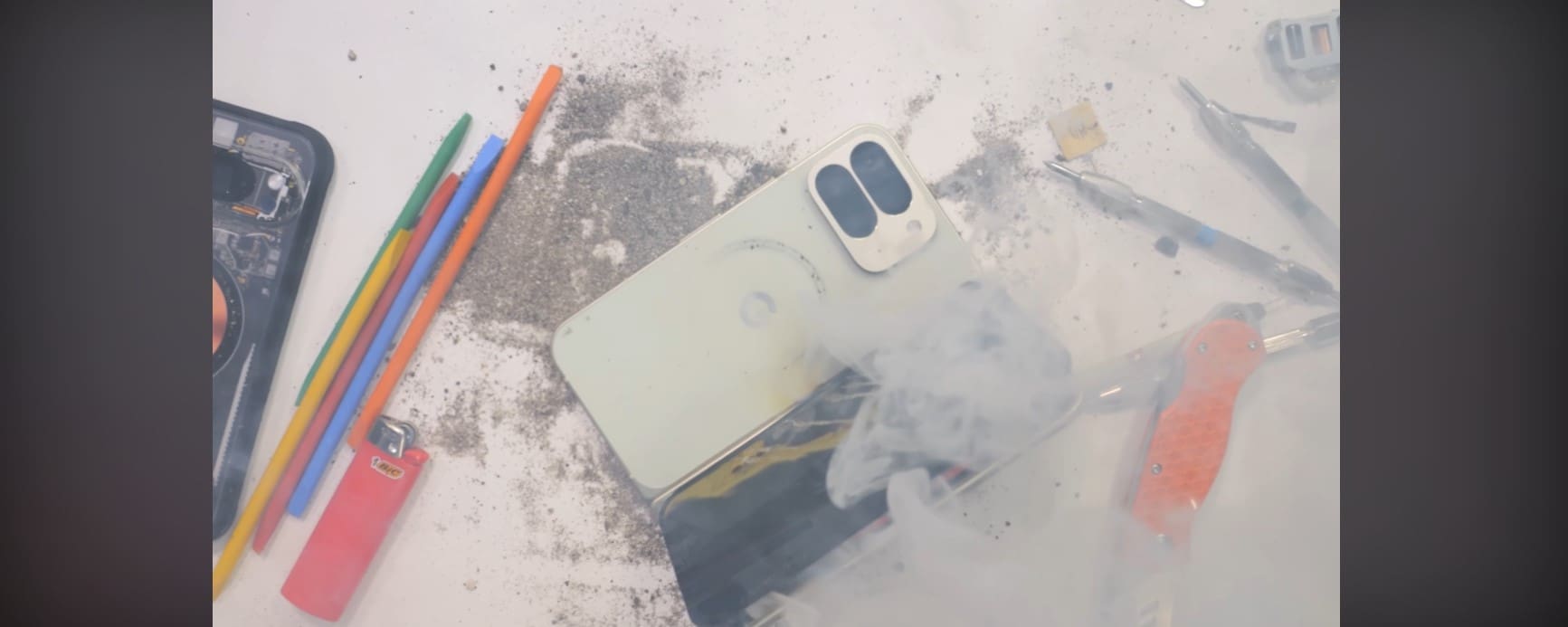 Test de coșmar pentru Pixel 10 Pro Fold. Bateria a explodat în direct