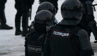 Bătaie cu lopeți și indicatoare rutiere pe străzile din Moscova (Video)