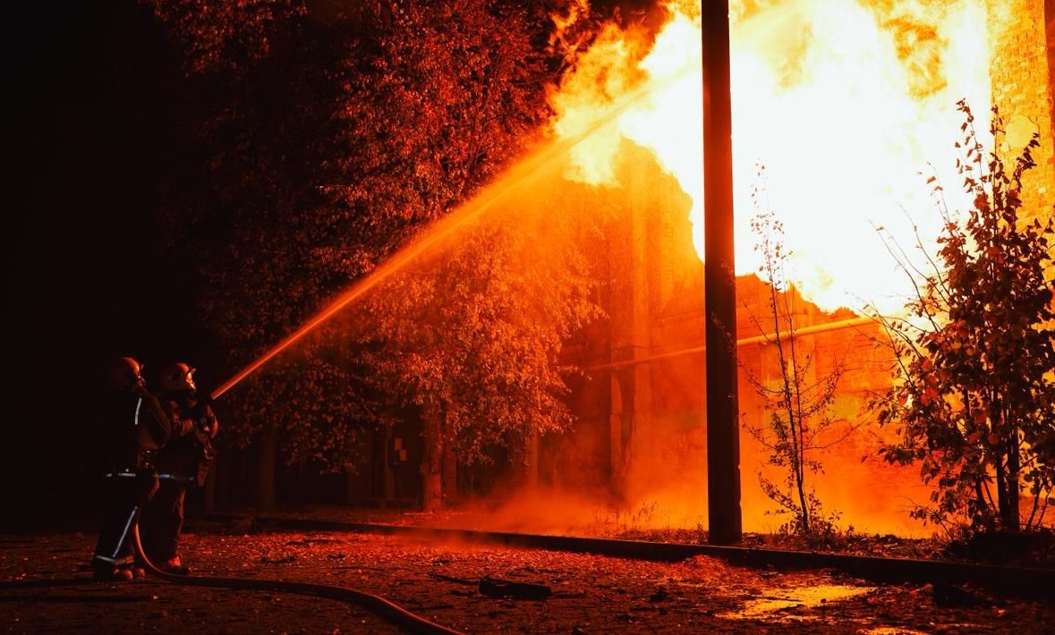 Ziua 1329 Spital lovit de bombă și un convoi umanitar atacat de ruși. Depozitul de combustibil din Crimeea arde de două zile. Hodorkovski și Kasparov, acuzați de terorism (Foto & Video)