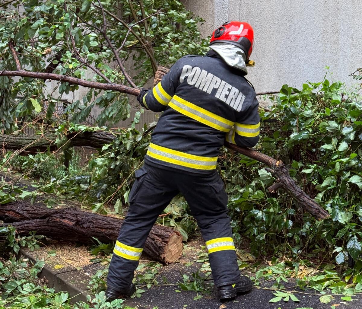 peste 300 de intervenții ISU, 163 de mașini avariate și o persoană rănită