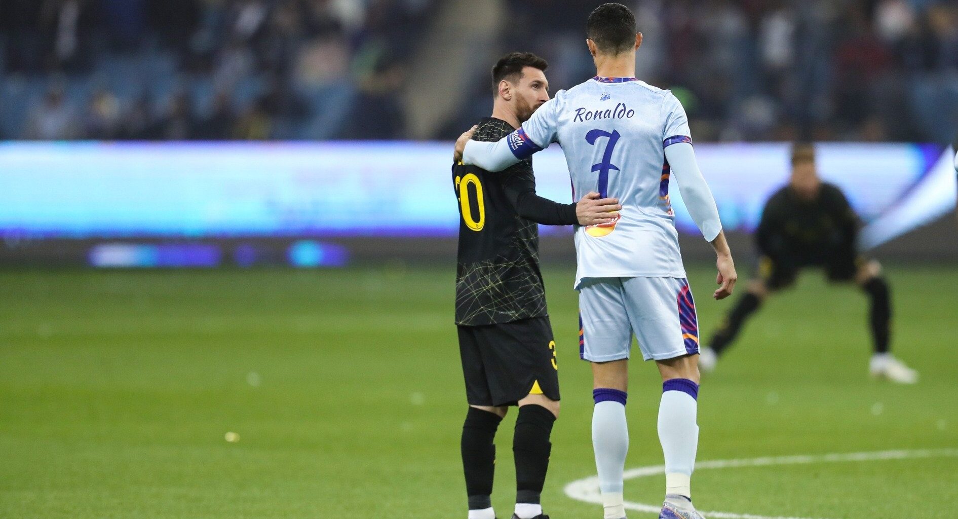 Lionel Messi și Cristiano Ronaldo vorbind cu ocazia meciului amical dintre Al Nassr și Paris Saint-Germain