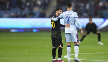 Lionel Messi și Cristiano Ronaldo vorbind cu ocazia meciului amical dintre Al Nassr și Paris Saint-Germain