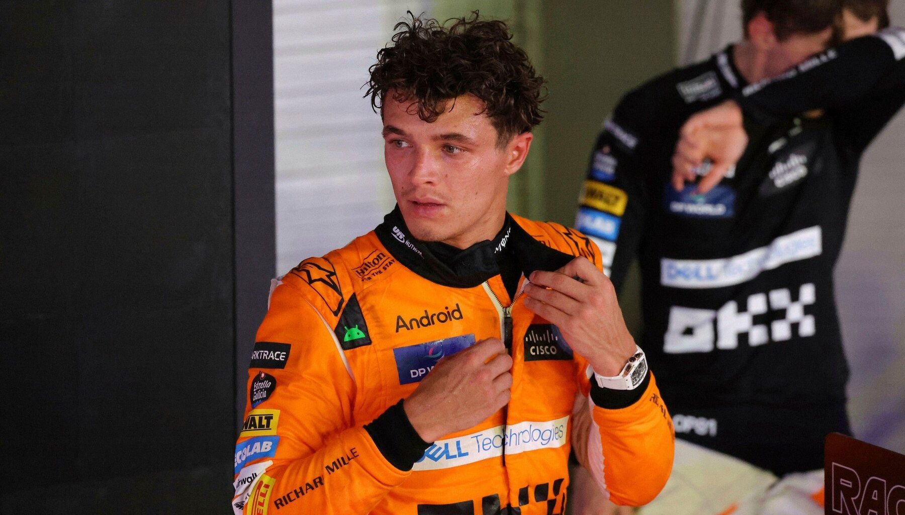 Lando Norris, pilot al McLaren, surprins în paddock cu ocazia unui Mare Premiu de Formula 1