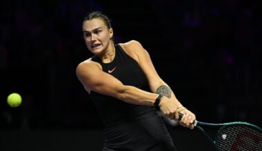 Aryna Sabalenka într-un meci de tenis, lovește mingea cu racheta