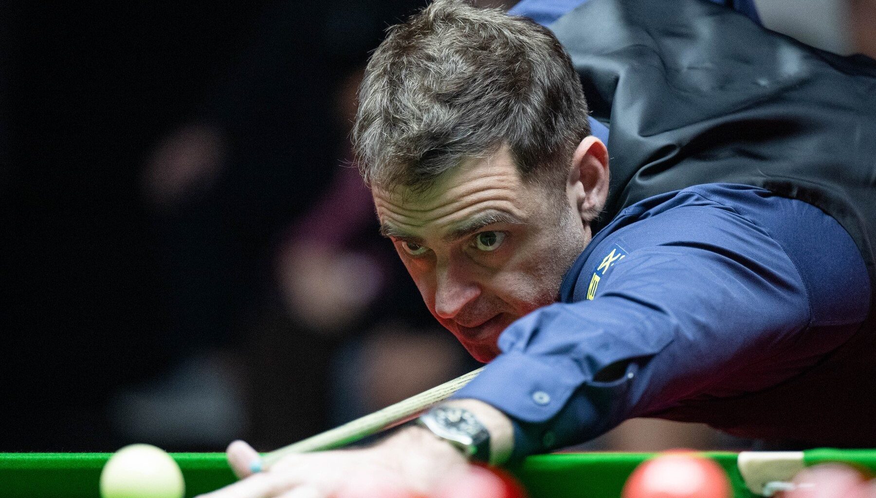 Ronnie O'Sullivan, de șapte ori campion mondial la snooker, la masa de joc. Englezul este cel mai iubit jucător din istoria acestui sport.