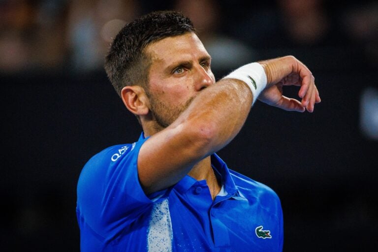 Novak Djokovic, pe terenul de tenis. Sârbul, dezamăgit după o înfrângere surprinzătoare.