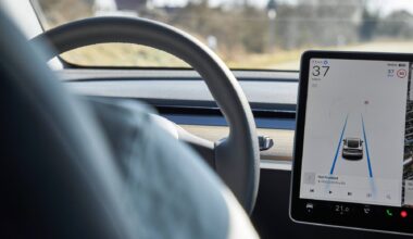 un sofer care foloseste sistemul FSD la o Tesla