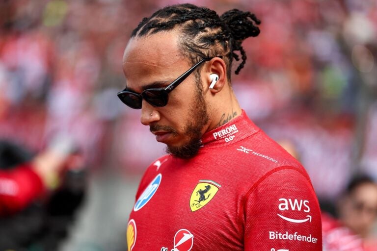 Lewis Hamilton în echipamentul roșu al Scuderiei Ferrari pe un circuit de Formula 1