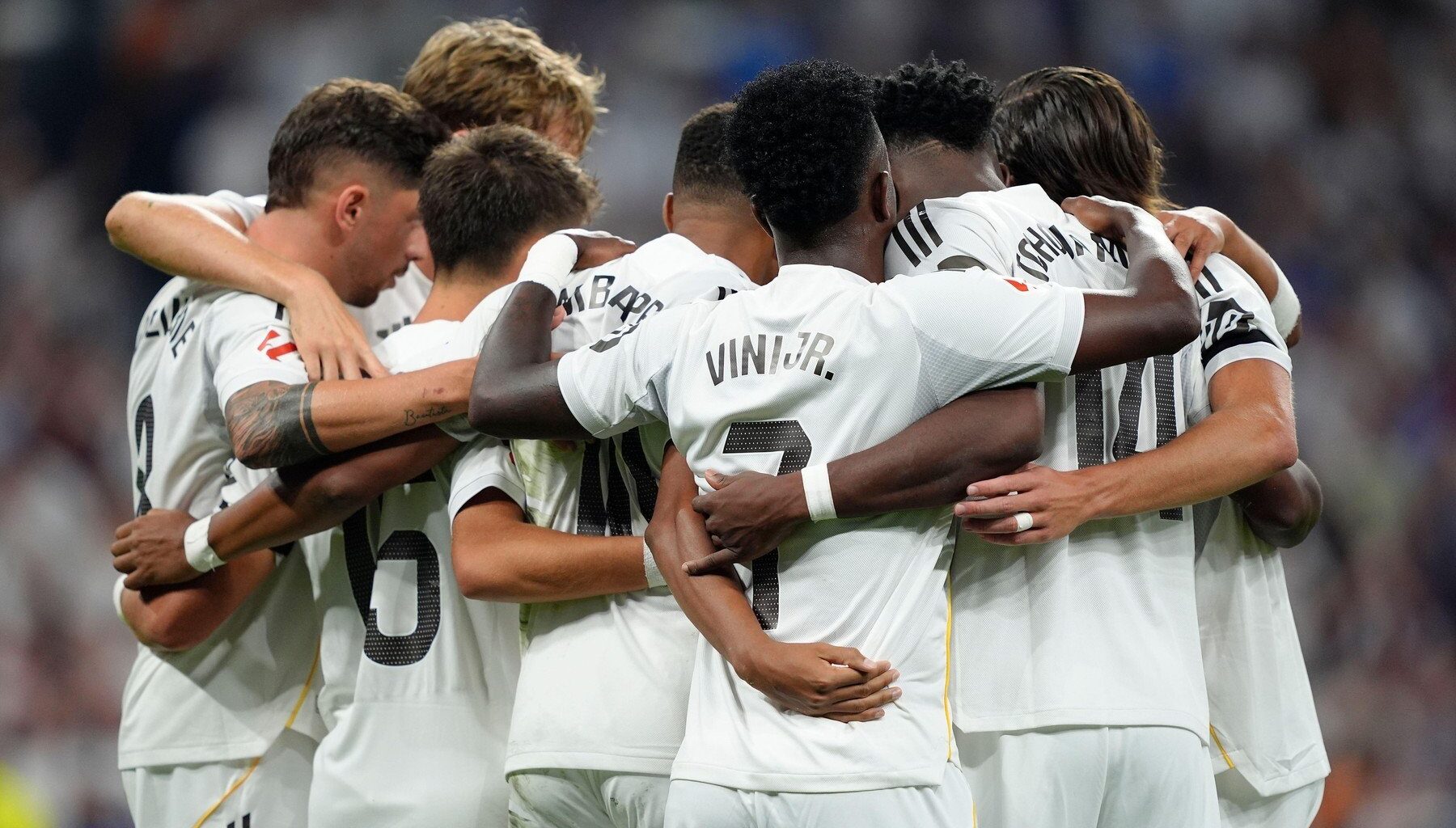 Fotbaliștii Realului din Madrid celebrează un gol marcat de Kylian Mbappe pe Santiago Bernabeu.