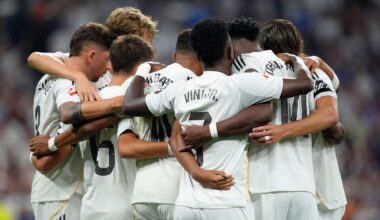 Fotbaliștii Realului din Madrid celebrează un gol marcat de Kylian Mbappe pe Santiago Bernabeu.