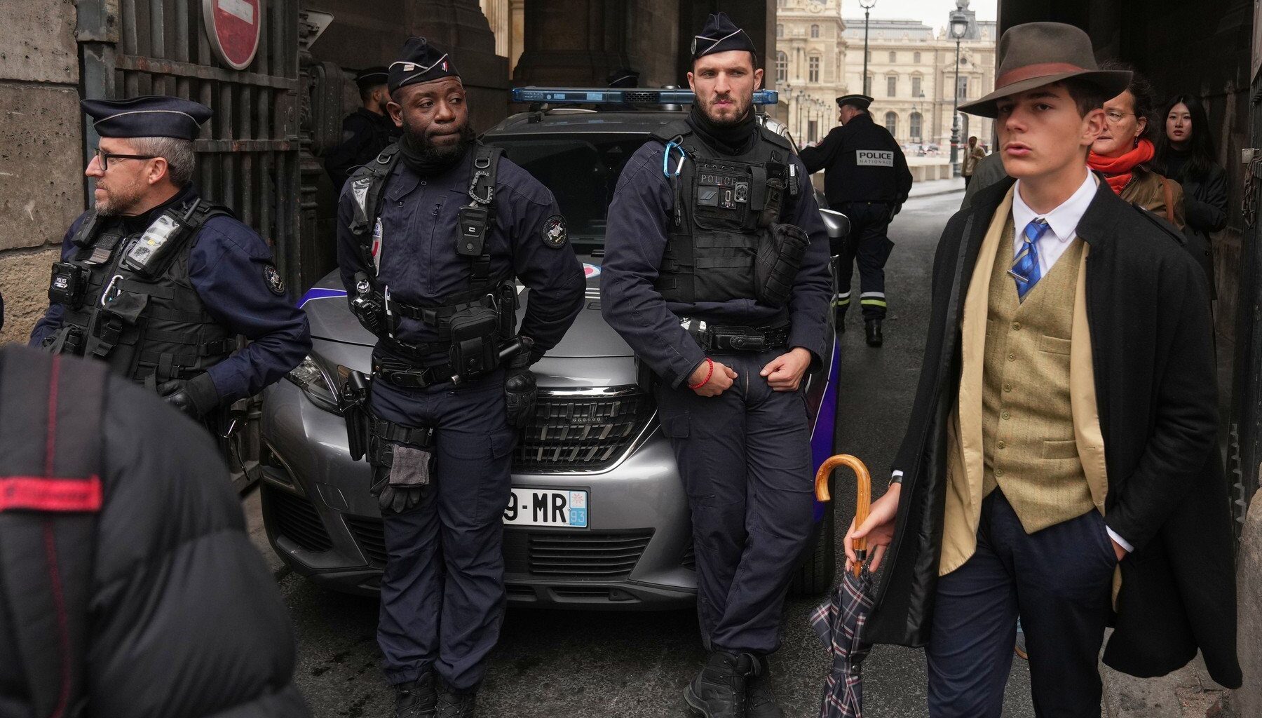 Jaf muzeu Luvru, bărbat elegant