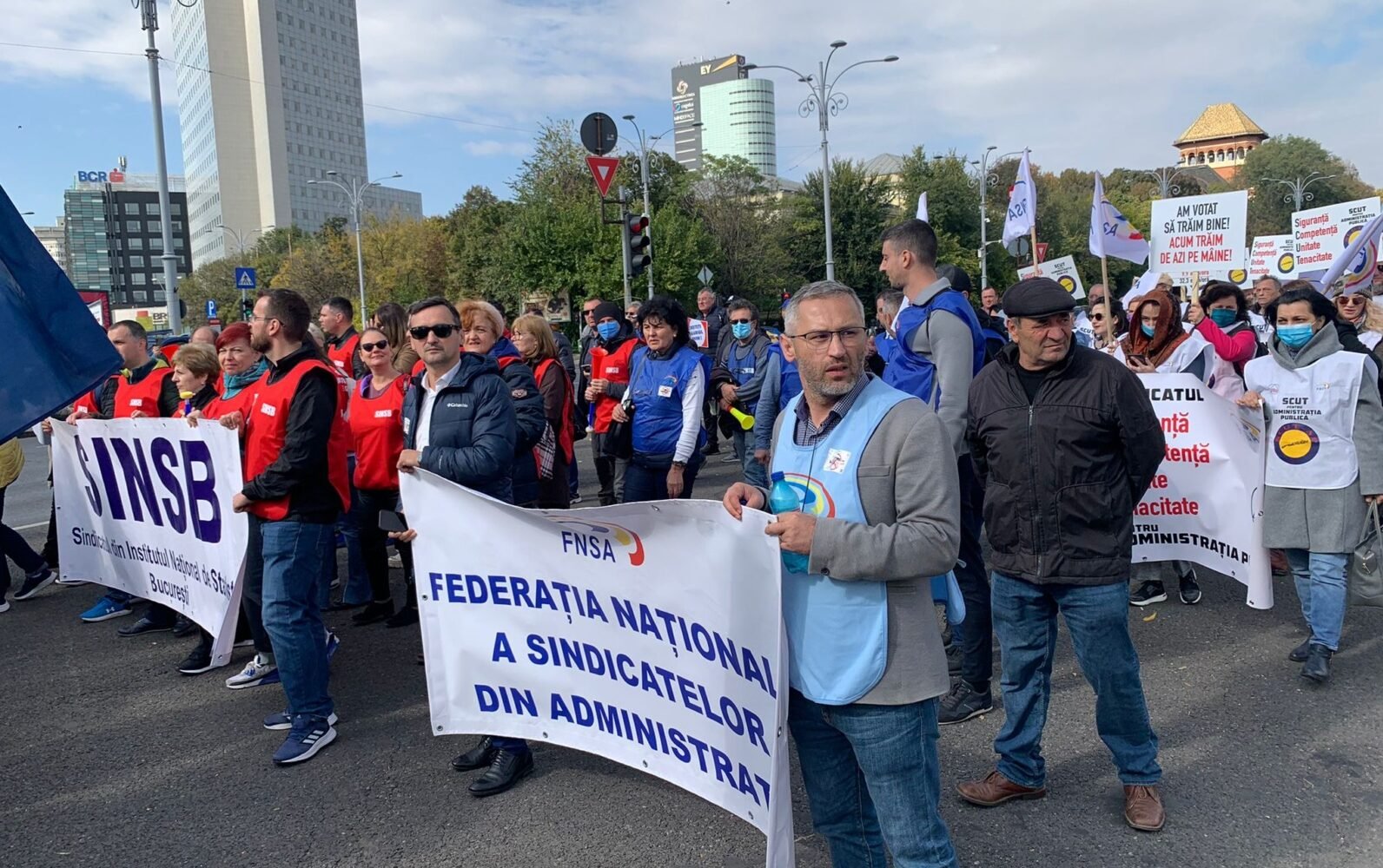 Proteste în toată țara! Sindicaliștii pichetează Guvernul, nemulțumiți de premierul Bolojan