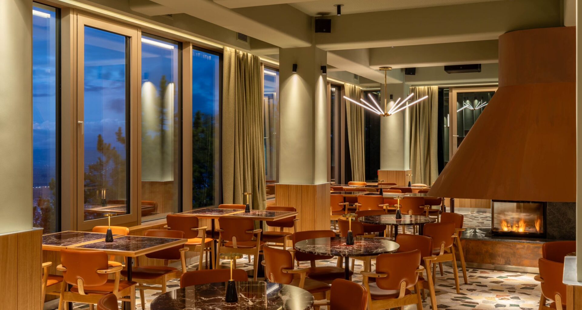 Simbolurile Brașovului prind din nou viață, Telecabina Tâmpa și Restaurantul Panoramic se redeschid