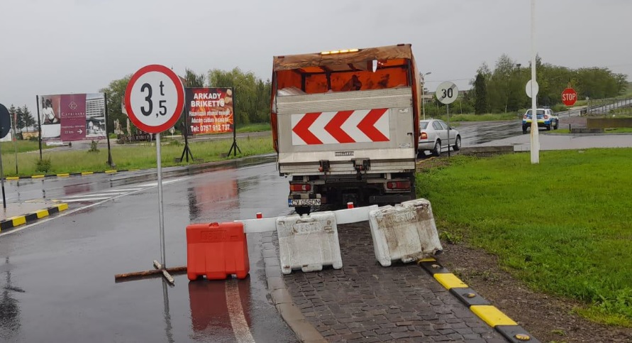 INFOTRAFIC: Circulație restricționată pe DN 1. Drumuri montane închise din cauza zăpezii și viscolului