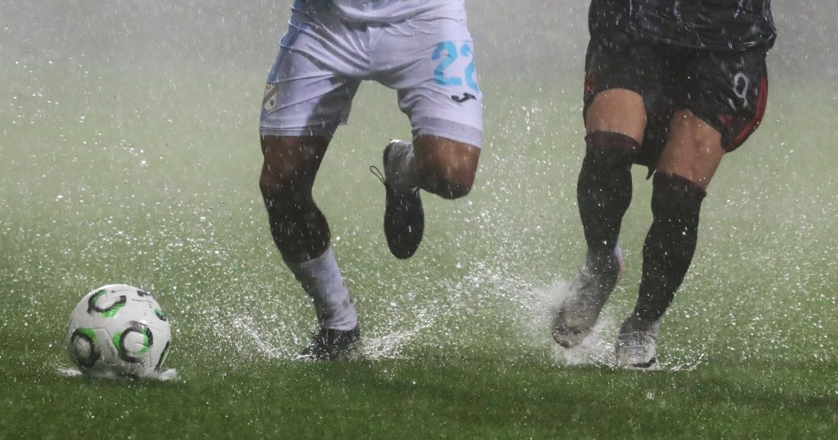 Imagini spectaculoase în Conference League! Un meci a început joi, dar se va termina vineri » Care e motivul