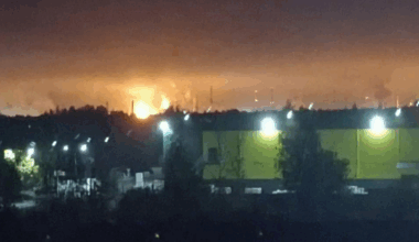 Atac cu drone asupra unei rafinării din Rusia: explozii și incendiu la Kirishi, în regiunea Leningrad