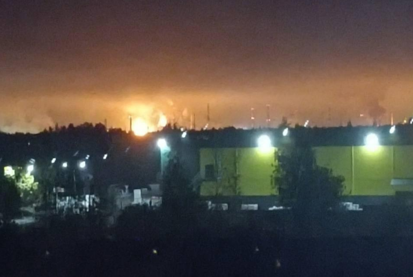 Atac cu drone asupra unei rafinării din Rusia: explozii și incendiu la Kirishi, în regiunea Leningrad