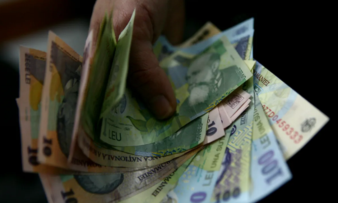 Cristian Socol: Blocarea creșterii salariului minim înseamnă intrarea în sărăcie a 838.429 lucrători români. Nicio țară din UE nu îngheață salariul minim în 2026